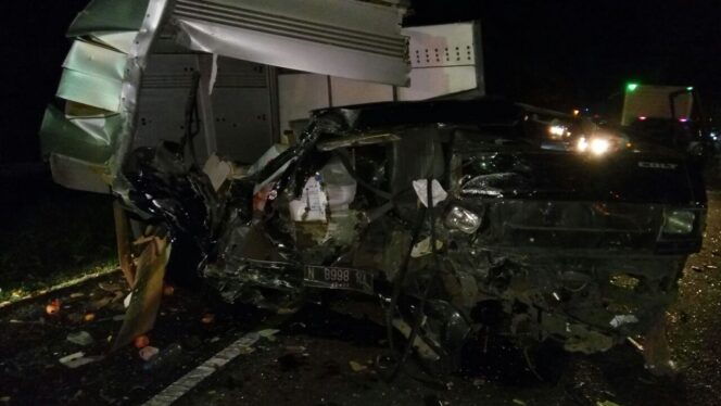 
					Hindari Pemotor Jatuh, Pikap Boks Dihantam Bus Pariwisata