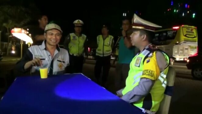 
					Tekan Lakalantas, Putra Tukul Bagikan Kopi Keselamatan di Bentar