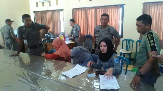 
					Sejumlah pasangan mesum dibina petugas Pol PP Kabupaten Probolinggo, usai terjaring razia, Rabu (6/12/2017).