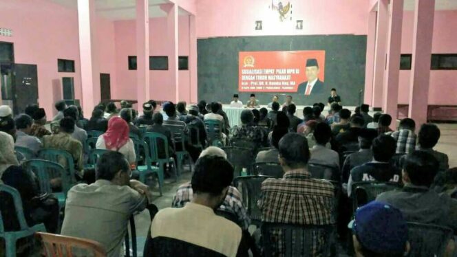 
					Prof Hamka Haq saat memberikan sosialisasi empat pilar kebangsan di Desa Rangkang, Kecamatan Kraksaan, Minggu (10/12/2017).
