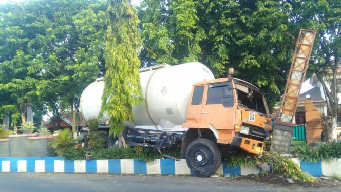 
					Truk Fuso sasak median jalan raya PB Sudirman, Kecamatan Kraksaan, Senin (11/12/2017).