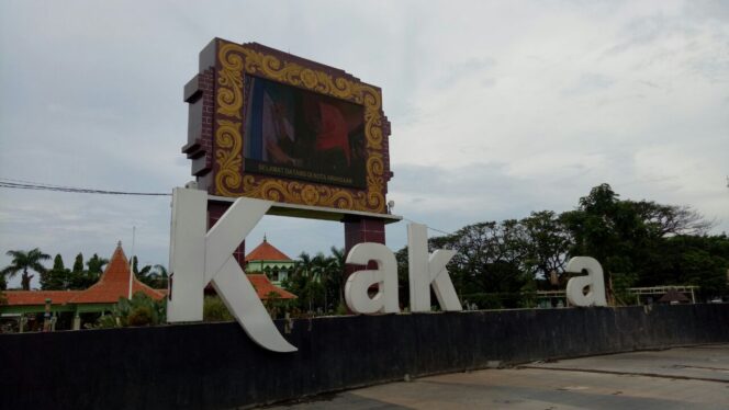 
					Signage di alun-alun Kraksaan rusak pasca diiterpa angin puting beliung, beberapa waktu lalu.