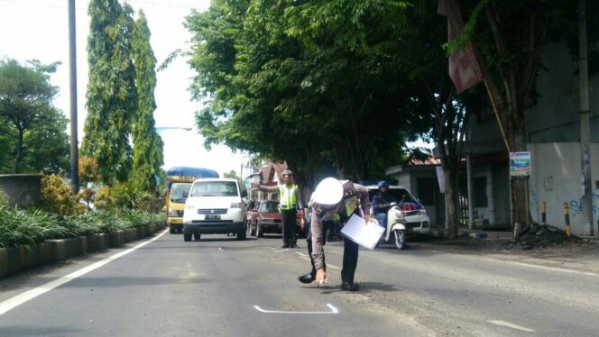 
					Anggota Satlantas Polres Probolinggo menandai ruas jalur pantura yang berlubang, Kamis (21/12/2017). 