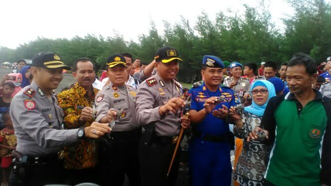 
					Jaga Ekosistem Laut, Polres Probolinggo Sebar Tukik di Pantai Duta