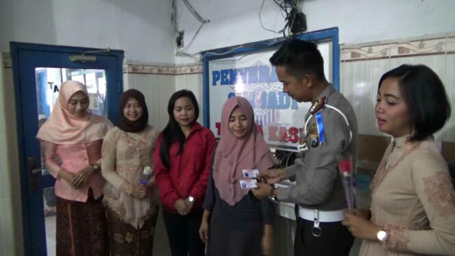 
					Asyik!! Putra Tukul Bagi-bagi SIM Gratis