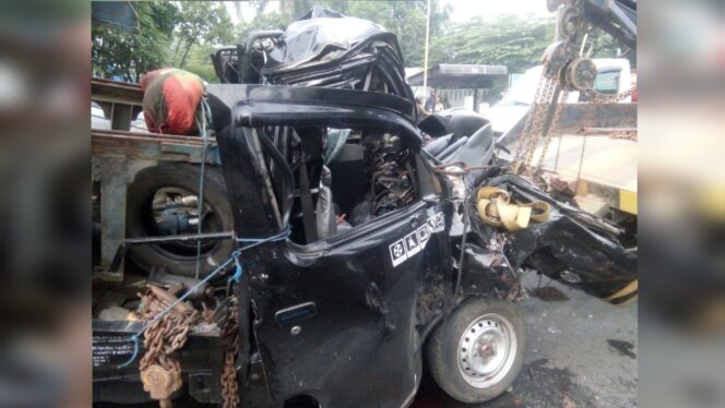 
					Sopir Ngantuk, Pikap di Pasuruan Sasak Truk Gandeng