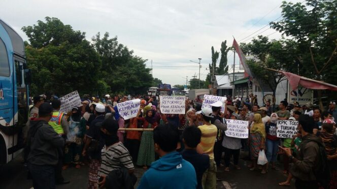 
					Protes Proyek Tol Paspro, Warga Tongas Lumpuhkan Jalur Pantura