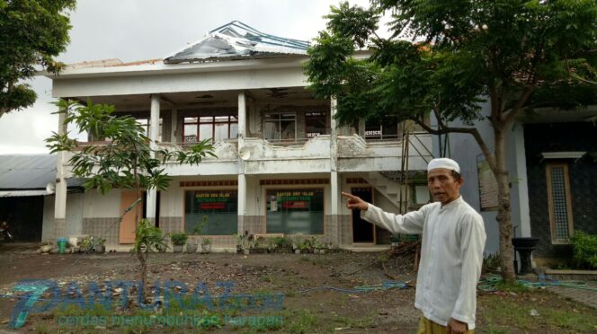 
					Tersapu Puting Beliung,  Atap Gedung Sekolah di Krejengan Porak-poranda