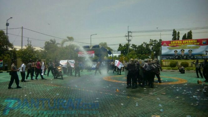 
					Amankan Pilkada Probolinggo, Polisi Bentrok Dengan Massa