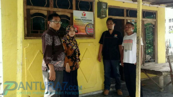 
					Tekan Pelanggaran, Panwaslu Pakuniran Sebar Posko Pengaduan Desa