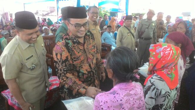
					Warga terdampak banjir rob di Desa Kalibuntu saat terima bantuan, Selasa (2/1/2018)
