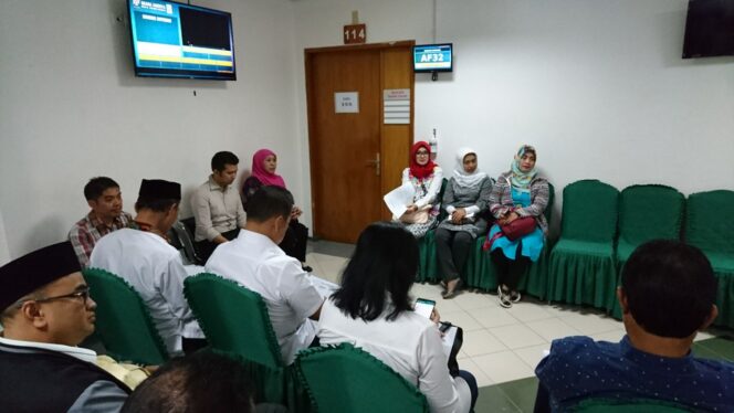 
					Kontestan pilkada serentak 2018 saat menunggu antrian tes kesehatan di RS dr. Soetomo Surabaya, Jum'at (12/1/2018). 