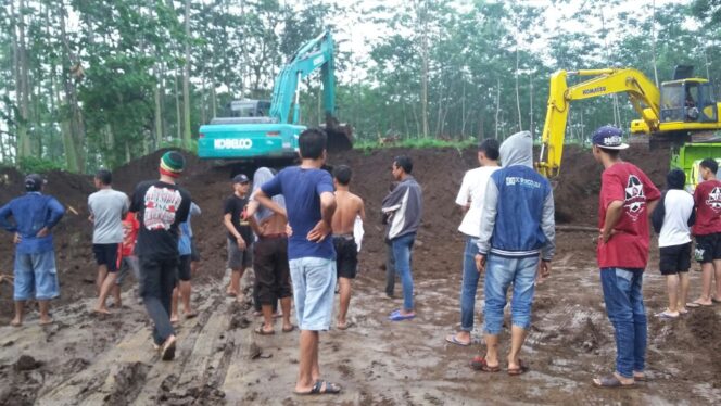 
					Warga saat melakukan protes Galian C di Desa Brabe, Kecamatan Maron, (istimewa).