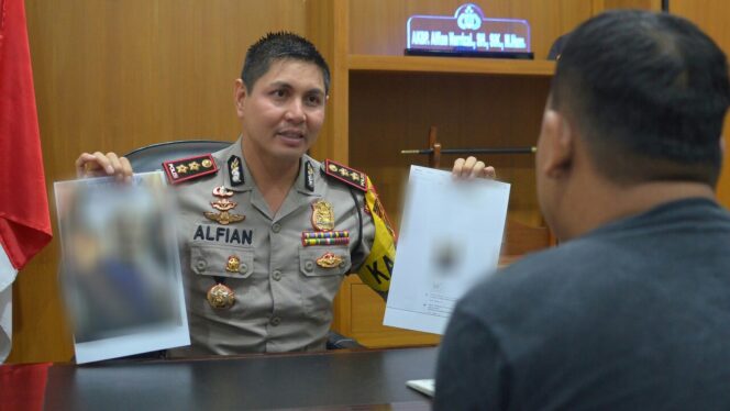 
					Kapolres Probolinggo Kota, AKBP Alfian Nurrizal, saat interogasi tersangka hate speech. (istimewa).