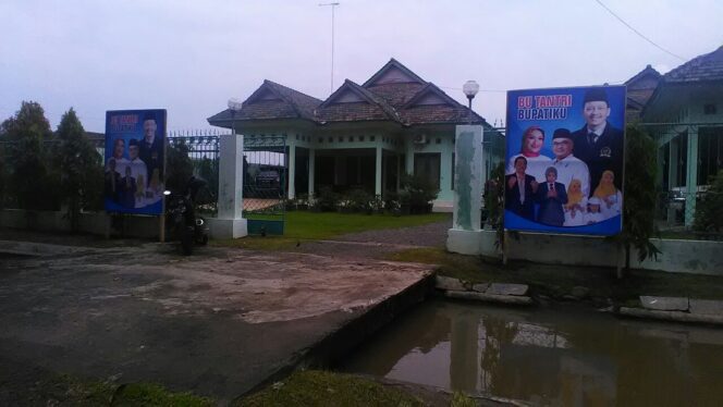
					Banner dukungan terhadap HATI, terlihat di depan rumah anggota FKB, Sofatur Rohmiah, Kamis (18/1/2018).