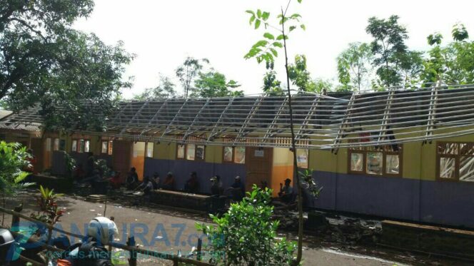 
					Diguyur Hujan Deras, 3 Kelas SDN Palang Besi Probolinggo Ambruk