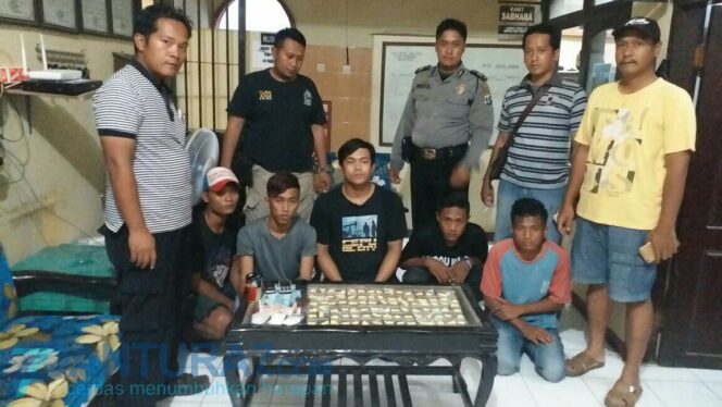 
					Polisi Bekuk  5 Pemuda di Besuk Terkait Pil Koplo