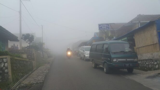 
					Kabut Tebal Selimuti Jalur Bromo, Wisatawan Dihimbau Waspada