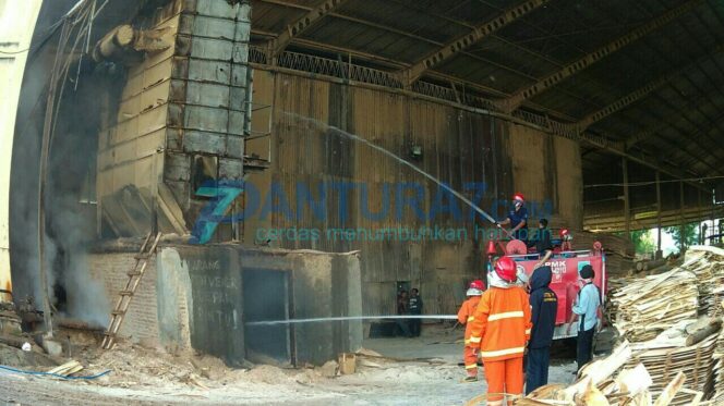 
					Pabrik Pengolahan Kayu di Tongas Nyaris Dilalap Si Jago Merah
