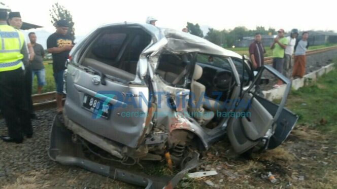 
					Lintasi Perlintasan Tanpa Palang Pintu, Minibus  Hancur Dihantam KA