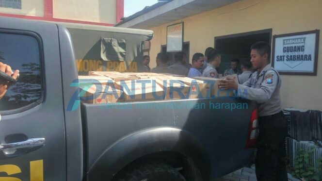 
					Kandungan Alkohol Tinggi, Kasus Pengiriman Miras Diambil Alih Polisi