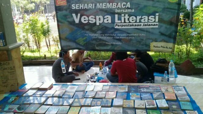 
					Kampanyekan Baca Buku, Komunitas Vespa Literasi Blusukan ke Kampus INZAH
