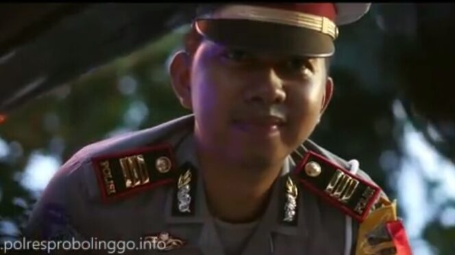 
					Cuplikan adegan Kasatlantas Polres Probolinggo, AKP Ega Prayudi dalam video himbauan Ops Se,eru 2018, yang viral di medsos.