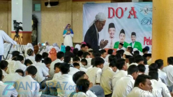 
					Ribuan Siswa Do’a Bersama UN, Tantri Berikan Motivasi