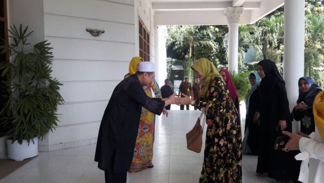 
					Manfaatkan Jeda Kampanye, Tantri ‘Ngalap’ Barokah di Ponpes Genggong