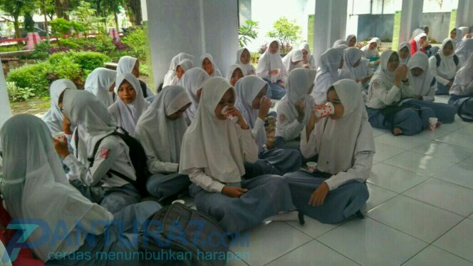 
					Dengan Segelas Teh, Siswa SMK di Kota Probolinggo ‘Pede’ Hadapi UNBK