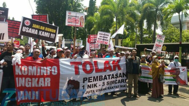 
					Pemilik Konter HP Orasi Serentak, Tuntut Peraturan Pembatasan Kartu Seluler Dicabut