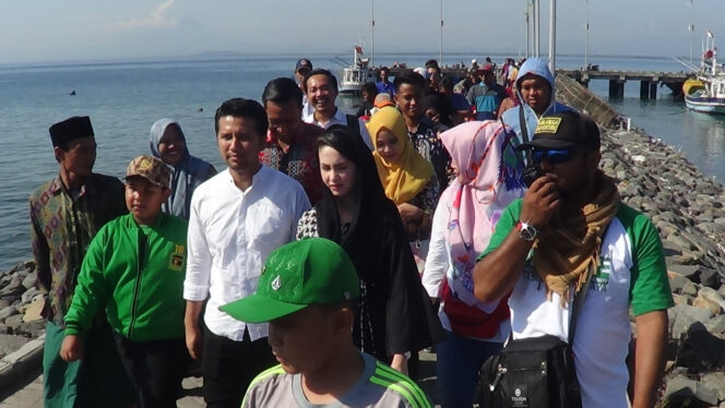 
					Kagumi Keindahan Wisata Pulau Gili, Emil-Arumi Kompak Nge-Vlog