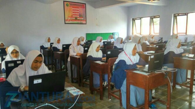
					Hadapi UNBK, MA Zaha 1 Genggong Bebas Kendala