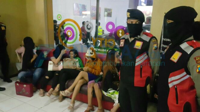 
					Razia Hiburan Malam, 11 LC Digaruk Polisi