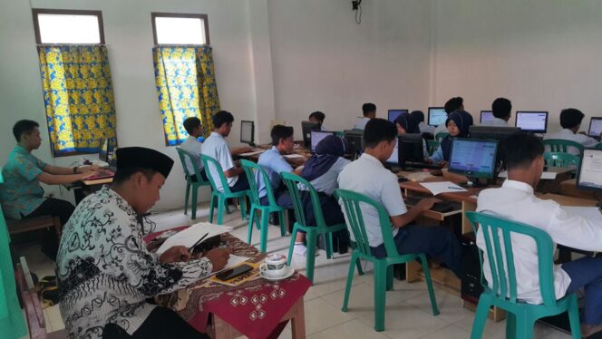
					Sistem Error, UNBK Hari Pertama Molor 1 Jam