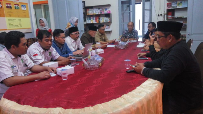 
					Terkait DPS, KPU Kabupaten Probolinggo Adakan Rapat Dengan Dispenduk Capil, Panwaslu dan 2 Tim Paslon