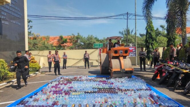 
					Polres Probolinggo Musnahkan 4.879 Botol Miras dan 21,85 Gram SS