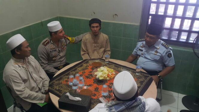 
					Dengan Rujak, Kapolresta Probolinggo Ajak Napi Terorisme Jaga Keamanan