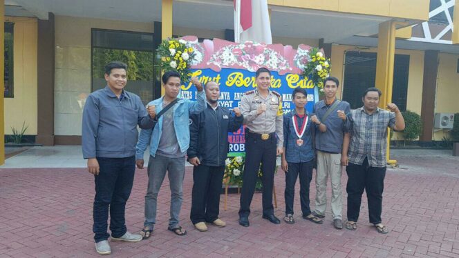 
					GMNI Probolinggo Hadiahi Polri Karangan Bunga