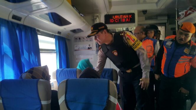 
					Sisir Mobil Box dan Stasiun KA, Polisi Pastikan Kota Probolinggo Aman Bom