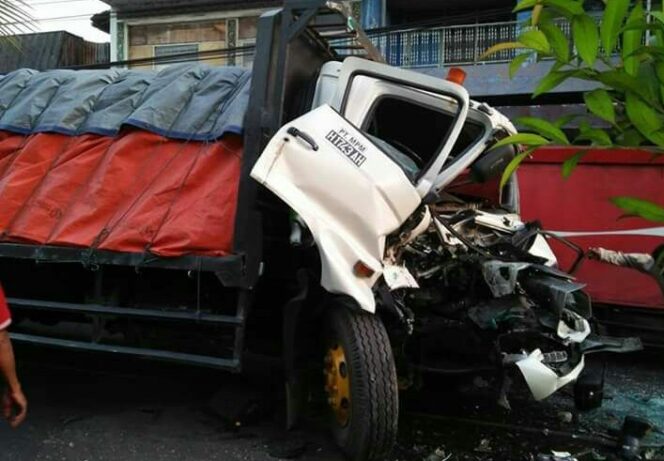 
					Dua Truk Bermuatan Semen Tabrakan di Traffick Light Kraksaan, Satu Luka