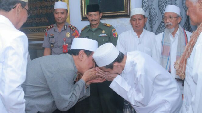 
					Kala Kiai Mutawakkil dan Kiai Zuhri Tunjukkan Tradisi Saling Mencium Tangan
