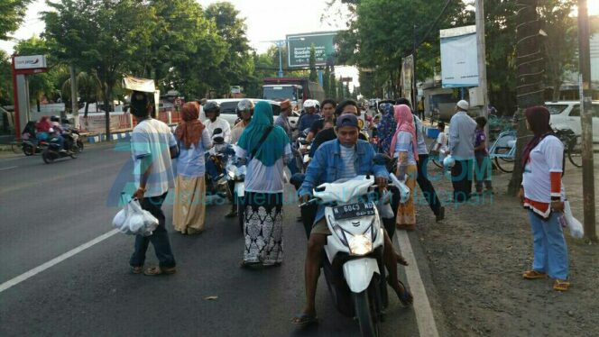 
					Bulan Ramadhan, Relawan Kenalkan Khofifah-Emil Melalui Bagi-bagi Takjil