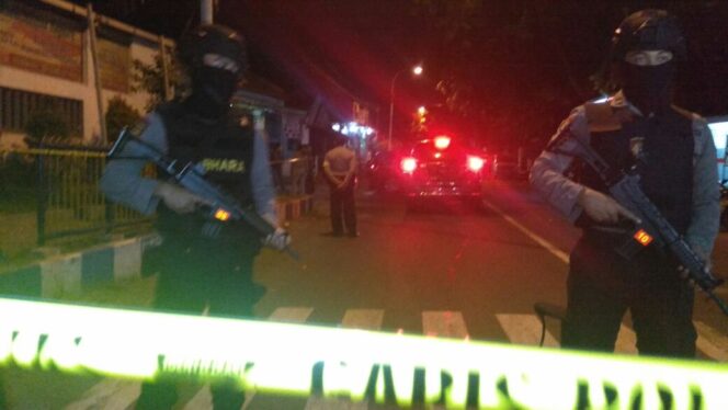 
					Densus 88 Grebek Ruko Di Jalan Brantas Probolinggo