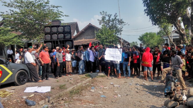 
					Jadi Korban Pungli PTSL, Warga Sokaan Lurug Kantor Desa
