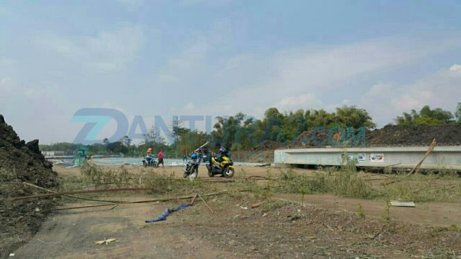 
					Jalan Desa Tertutup, Warga Sumberkare Blokade Tol Paspro