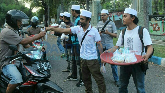 
					Jurnalis Probolinggo Berbagi Takjil, Begini Aksinya