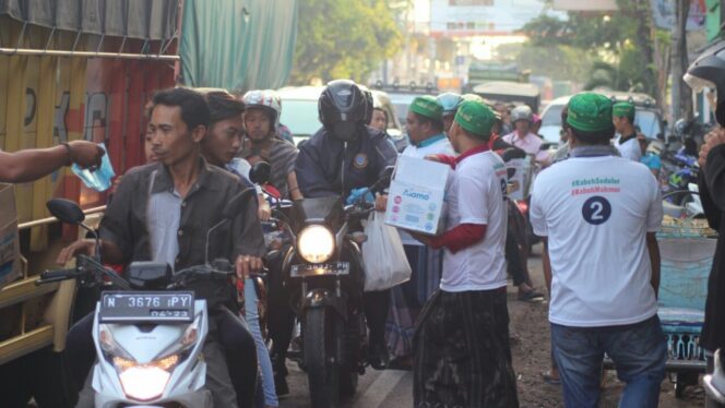 
					Peduli Sesama, Relawan Gusti Bagi-Bagi Takjil