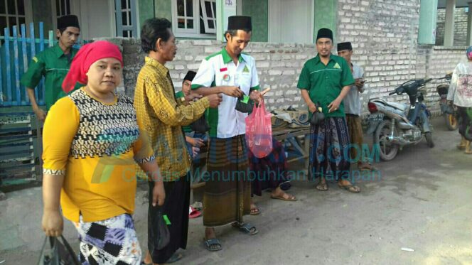 
					Peduli Sesama, GP Ansor Pulau Mandangin Bagikan Santunan