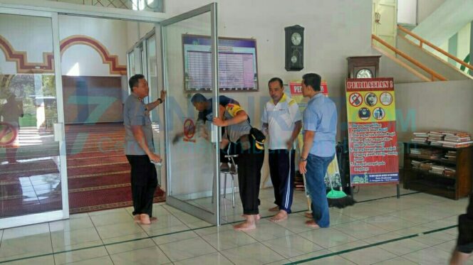 
					Jelang Lebaran, Polisi di Probolinggo Bersih-bersih Masjid